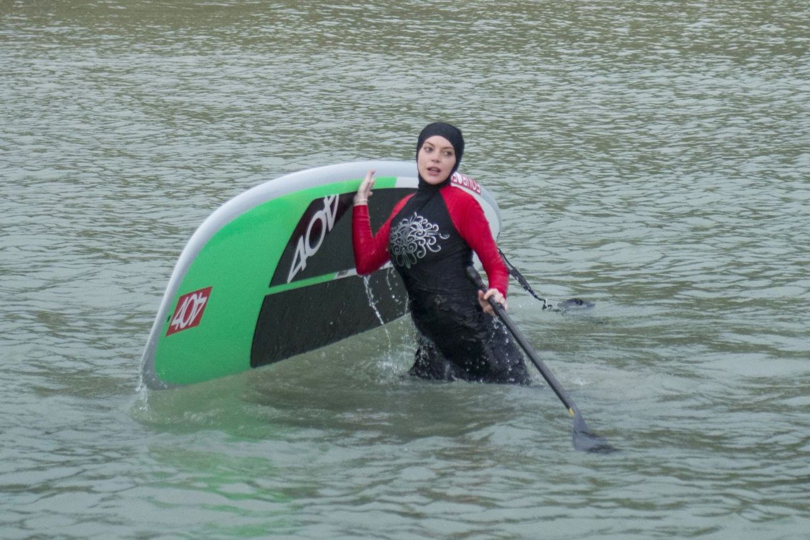 Lindzi Lohan se pojavila na plaži u "burkiniju" i izazvala oštre