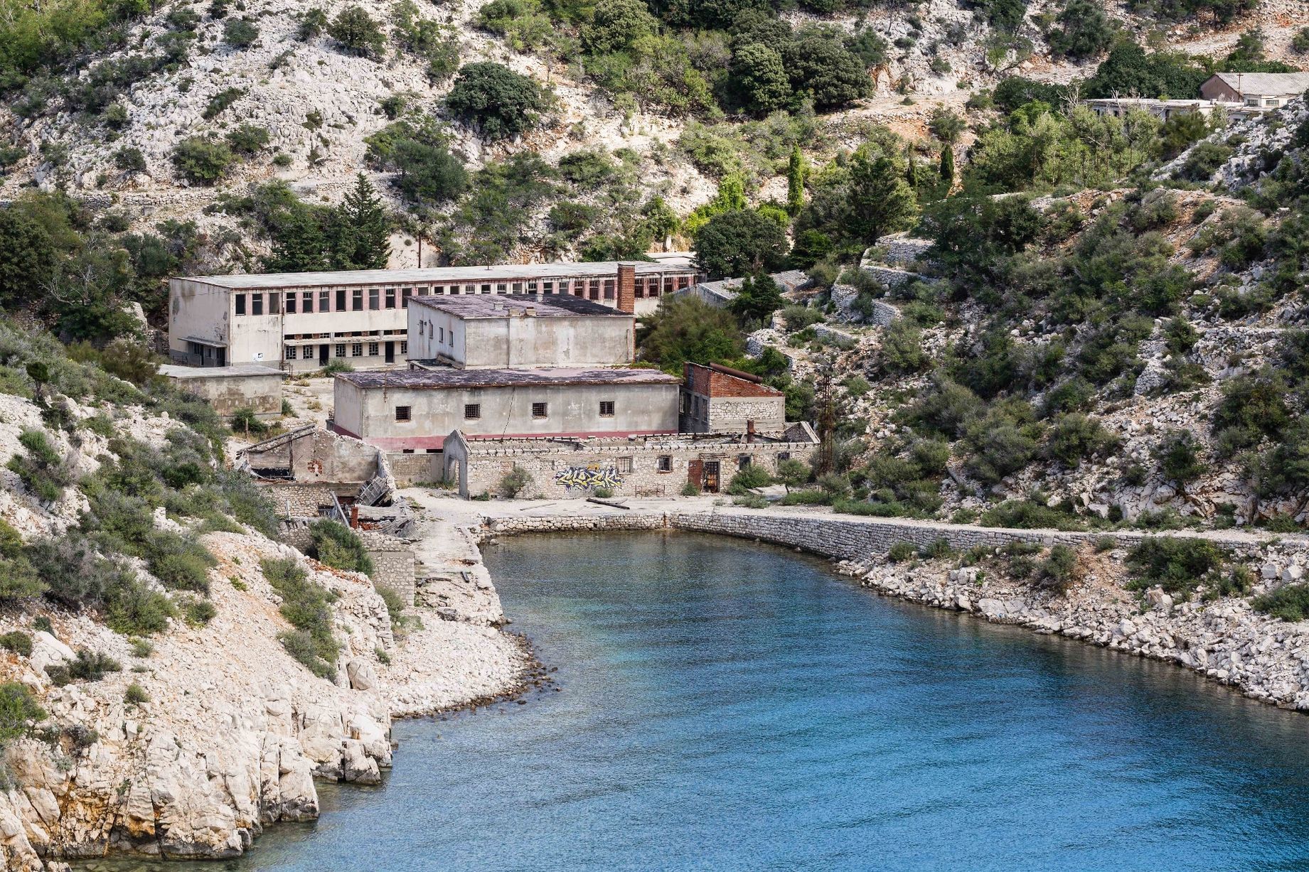 Otok prekletih del goli 4 Goli otok