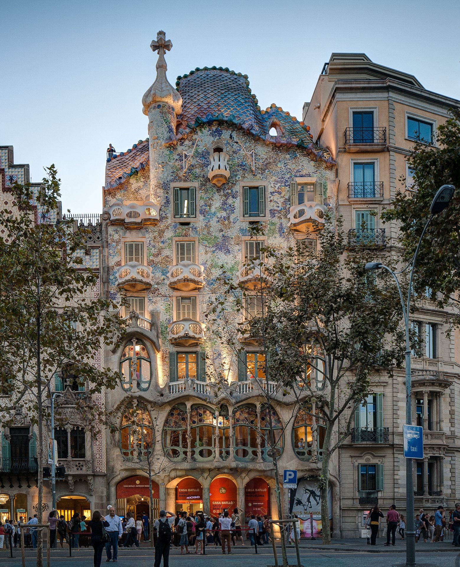 Casa_Batllo_Overview_Barcelona_Spain_cut.jpg