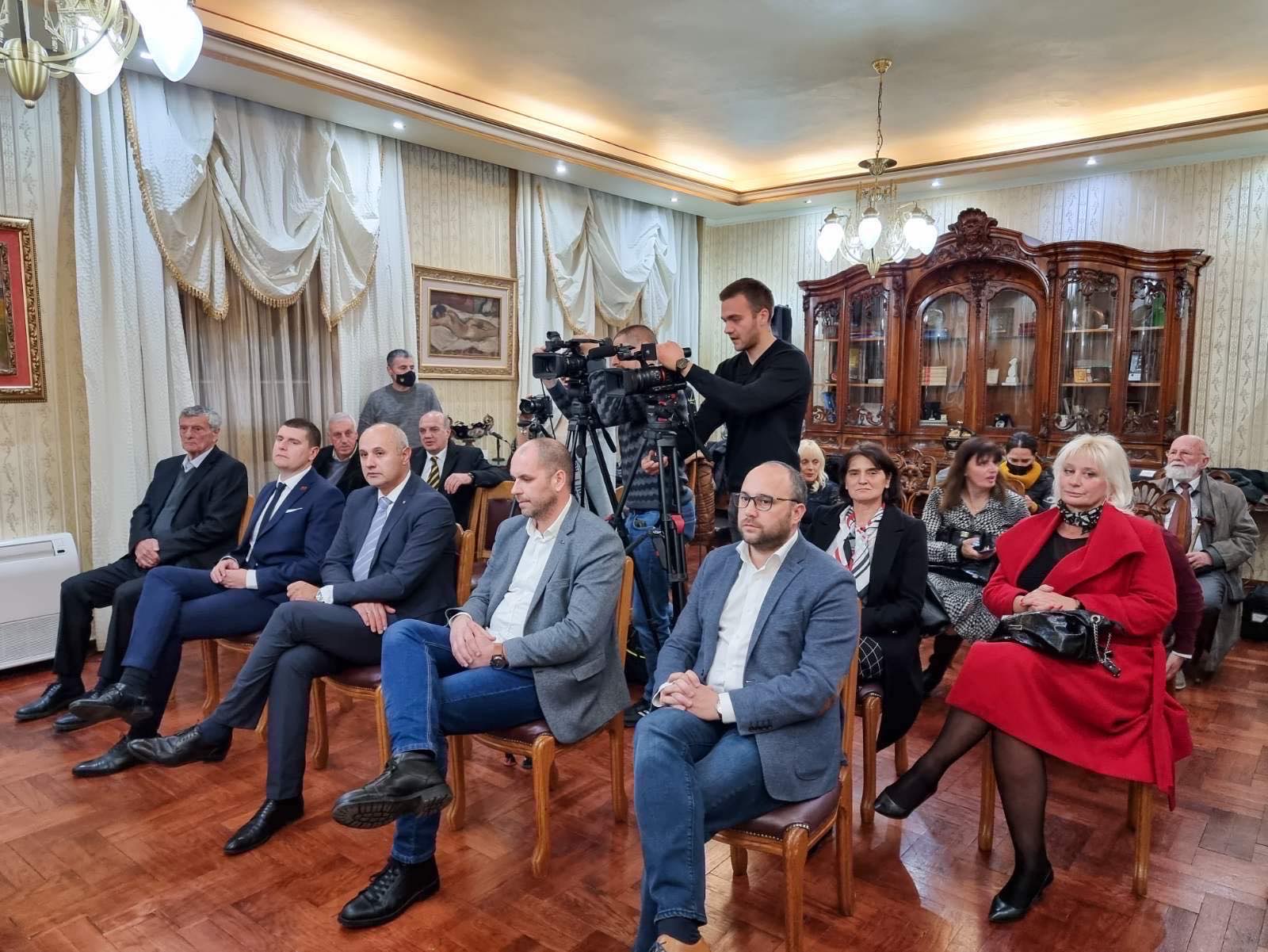 Kašćelan uručio Šćepoviću nagradu