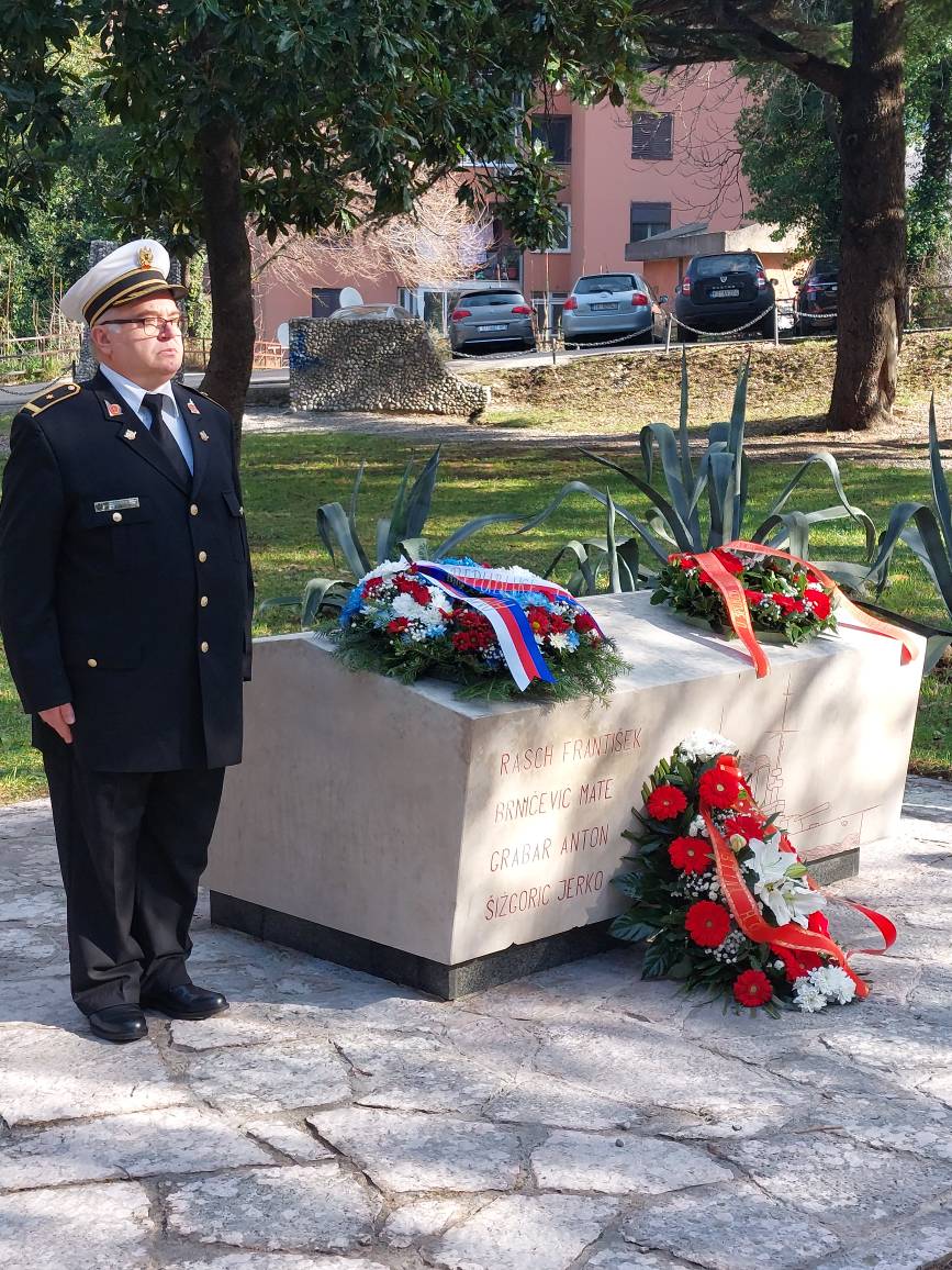 Jokić položio vijenac na spomenik Palim mornarima 