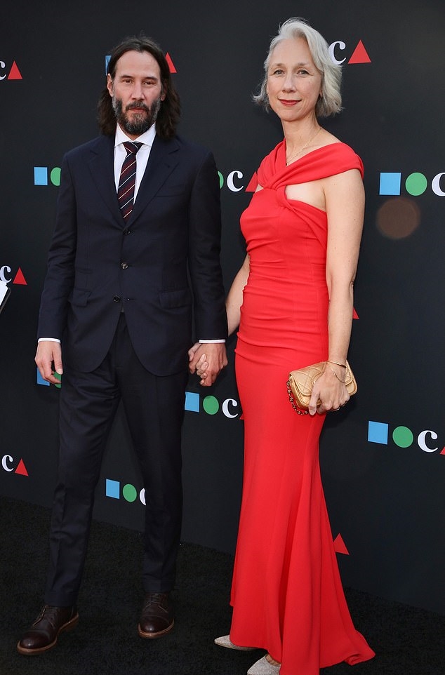 Kijanu Rivs i njegova djevojka u rijetkom javnom pojavljivanju srećni i  zaljubljeni - CdM