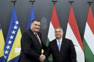 Foto: EPA-EFE/SZILARD KOSZTICSAK
