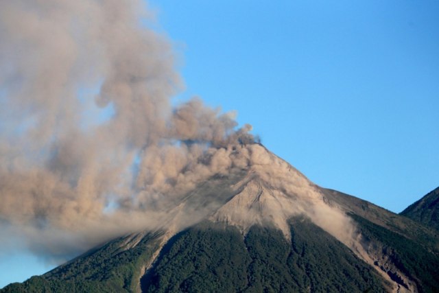 Erupcija tri vulkana u Indoneziji: Pepeo prekrio nekoliko sela, podignut nivo uzbune