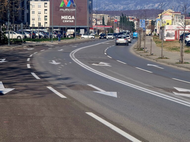 Na većini puteva kolovozi suvi, mogući sitniji odroni