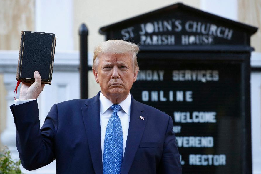 Novi biznis Donalda Trampa: Prodaja Biblije uoči Uskrsa