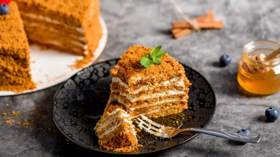 Čini nam se da ne postoje oni koji ne vole medenu tortu, a mi za vas imamo nikada jednostavniji recept