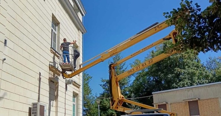 Zato je pred bolnicu na Dedinju dovezao kamion s korpom pa se pojavio supruzi pod prozorom sobe
