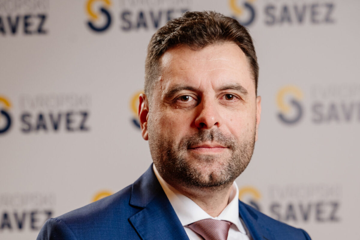Vujović: Crkva nelegalno postavila kip zločinca – ministarka kulture se živa ne čuje