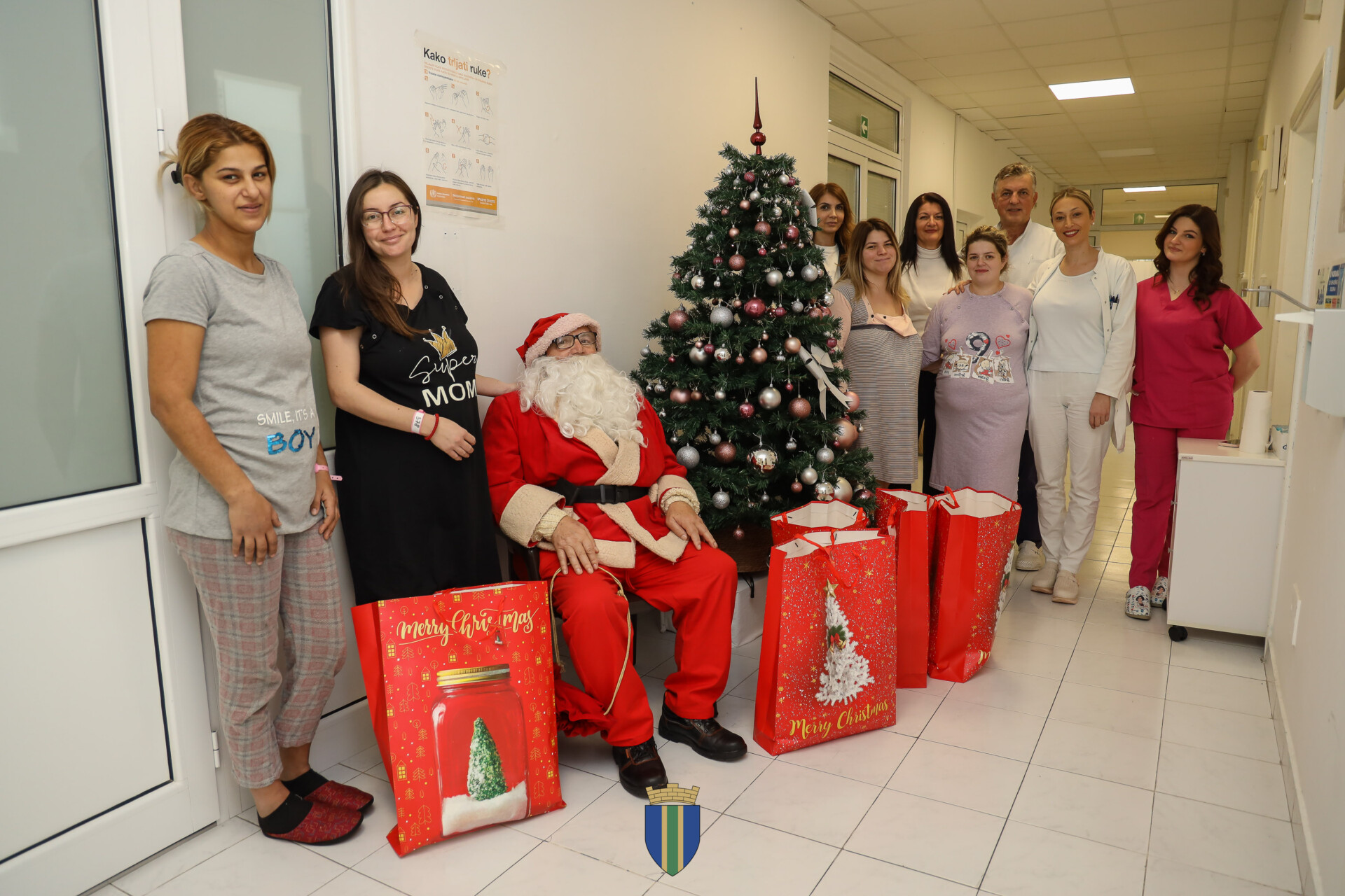 Novogodišnji paketići za djecu na pedijatriji i novorođenčad/ Foto: Opština Bar