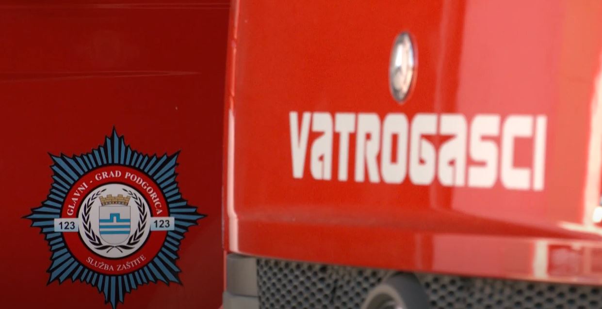 Požar u garaži stambene zgrade u Podgorici, izgorio automobil