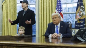 Elon Mask sa sinom i Donaldom Trampom; Foto: EPA-EFE/Aaron Schwartz