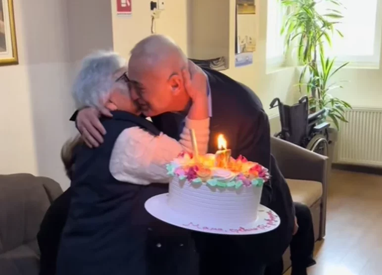 Kako se može vidjeti na snimku, sin se potrudio da majci priredi nezaboravan rođendan