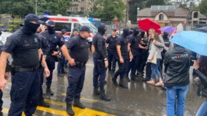 Policija na blokadi kod Beogradskog sajma, Srbija, 17. jul 2025. / Foto:Iva Martinović (RFE/RL)