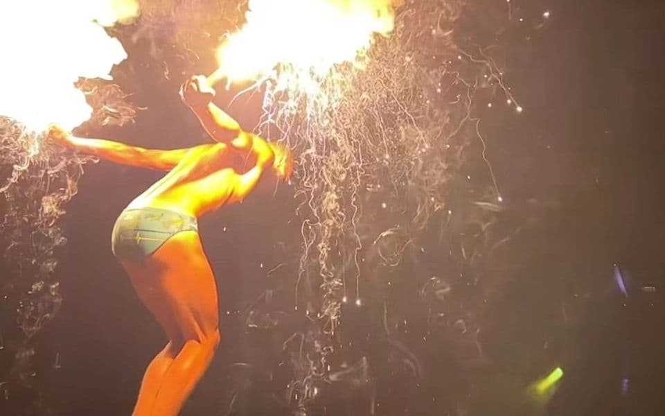VIDEO: Evald Krnić skokom s bakljama najavio početak skokova s Vezirovog mosta