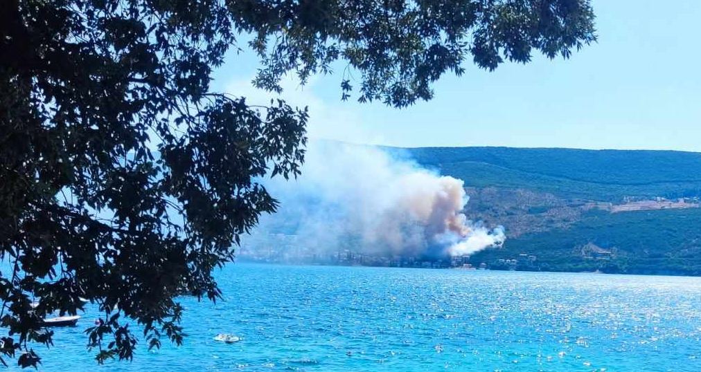 Veliki požar u Njivicama; Ugrožene kuće, turiste iz hotela evakuišu brodovima