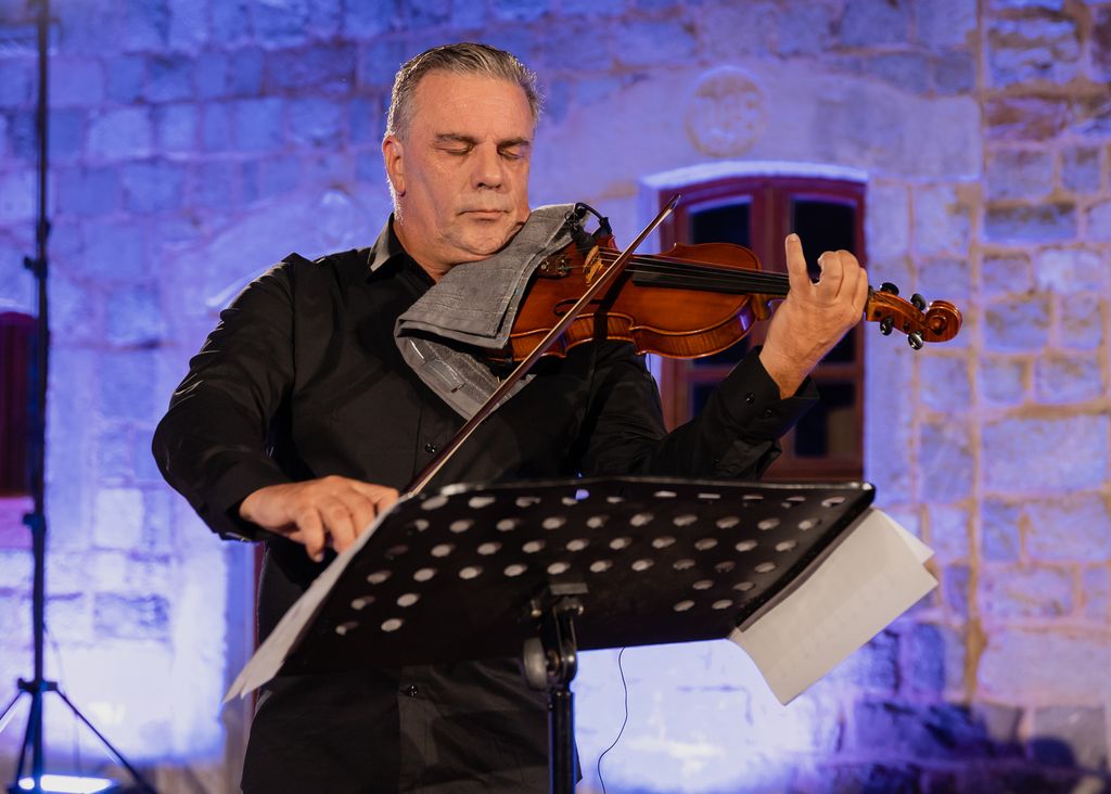 U Starom gradu Baru održan violinski koncert Slavena Knezovića, minutom ćutanja odata počast Savu Markoviću