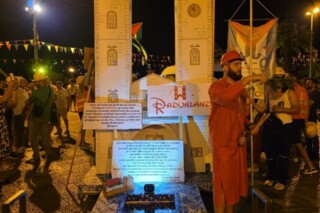 U toku povorke su eksponat osveštavali krstom i vodicom iz bazena
