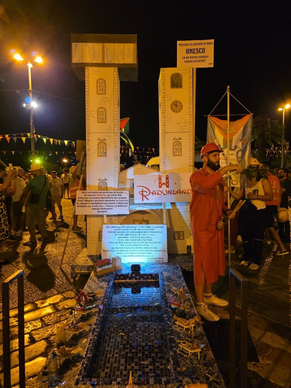 U toku povorke su eksponat osveštavali krstom i vodicom iz bazena