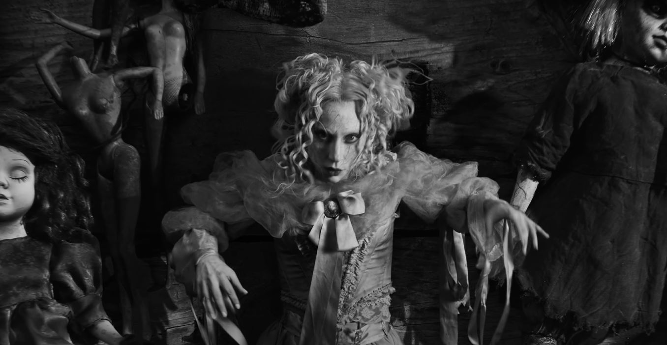 Pogledajte bizaran spot za hit pjesmu iz Netfliksove serije, Lejdi Gaga na groblju punom jezivih lutaka