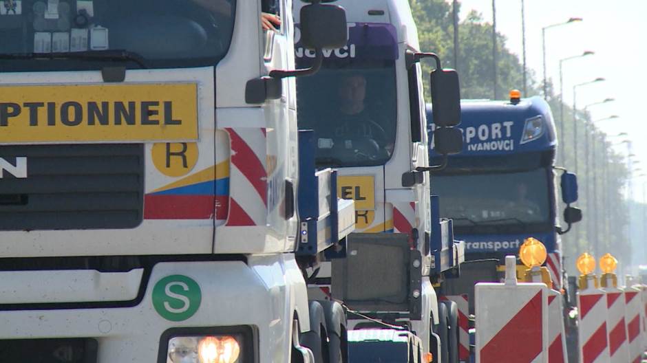 Višesatna zadržavanja kamiona na svim većim graničnim prelazima Srbije