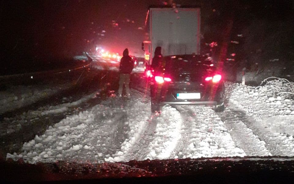 Normalizovan saobraćaj Nikšić–Vilusi, kamioni blokirali put zbog snijega