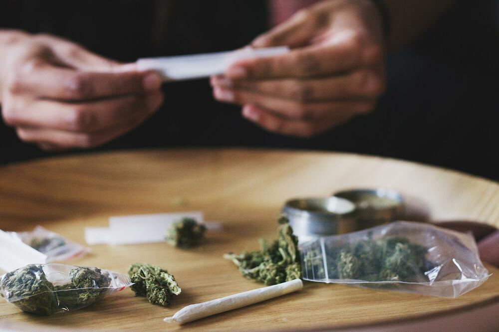 Dvije osobe uhapšene u Podgorici, zaplijenjeni kokain, marihuana i falsifikovani novac