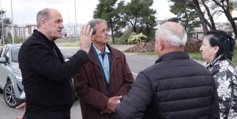 Stanari Ulice Branka Radičevića traže bezbjedan prilaz do svojih domova; Zečević obećao rješenje do ljeta