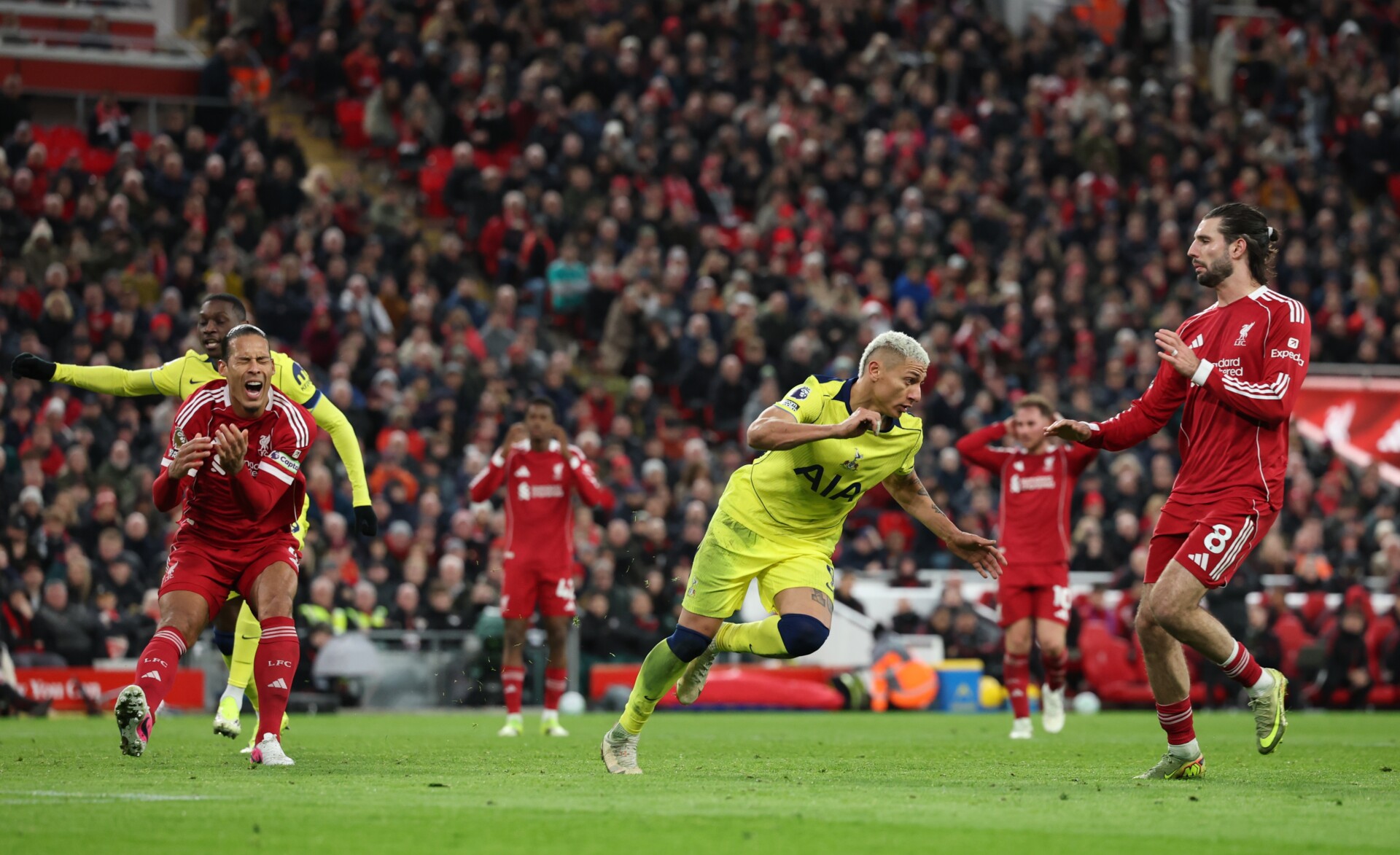 Liverpul ponovo prosuo sve u finišu, Totenhem uhvatio slamku spasa, Rišarlison utišao zvižduke na Enfildu