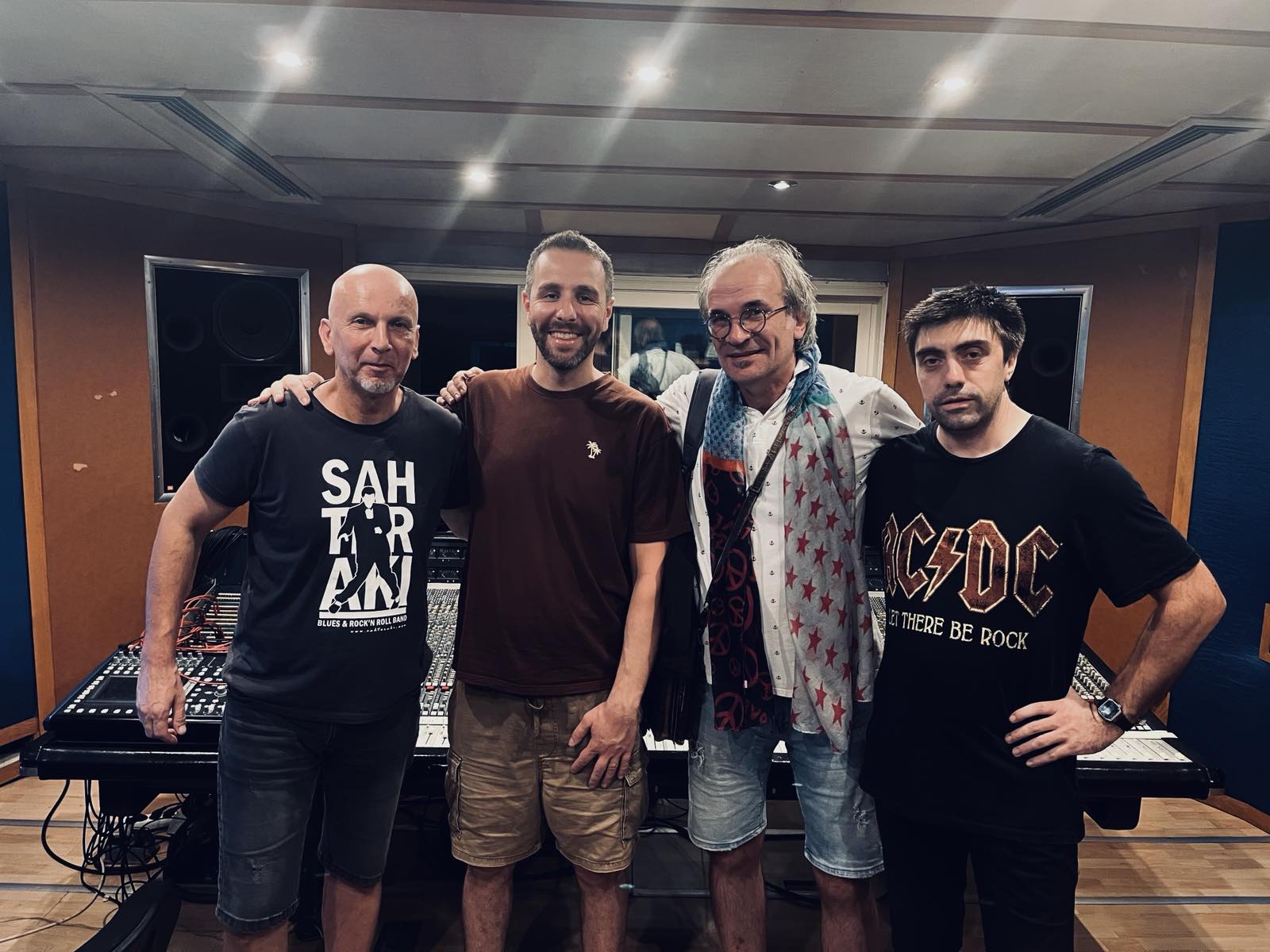 Saša Karabatak s članovima benda Mikrokozma u studiju A Pavarotti centra