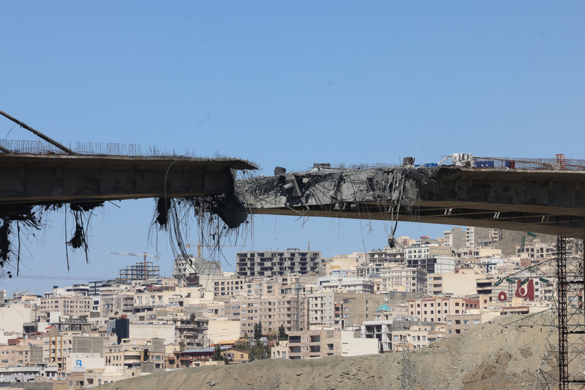 UŽIVO: Projektil pao u blizini nuklearne elektrane u Iranu; Amerikanci u Iranu tragaju za nestalim članom posade oborenog F-15E