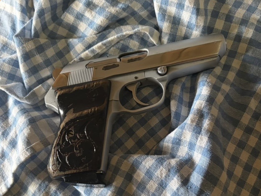 Bar: Uhapšen pripadnik organizovane kriminalne grupe, pronađen pištolj i 300 grama kokaina