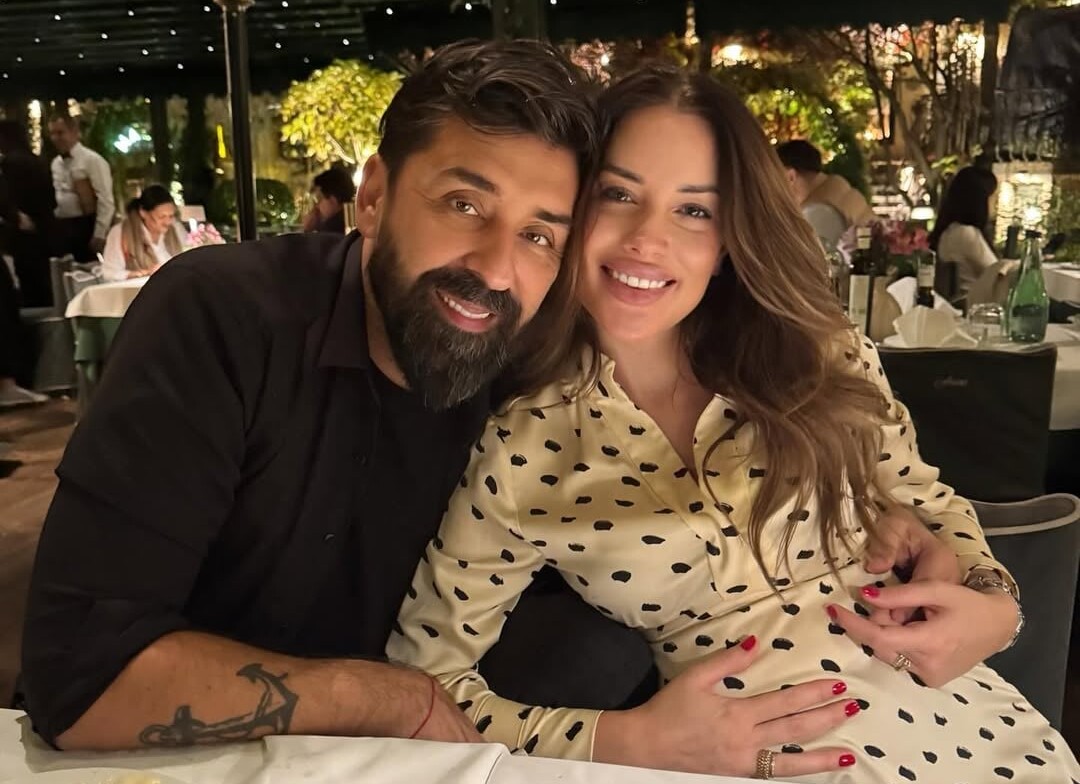 Presladak prizor iz doma Amidžića, kćerka Lola pozira sa tatom dok Mina slika