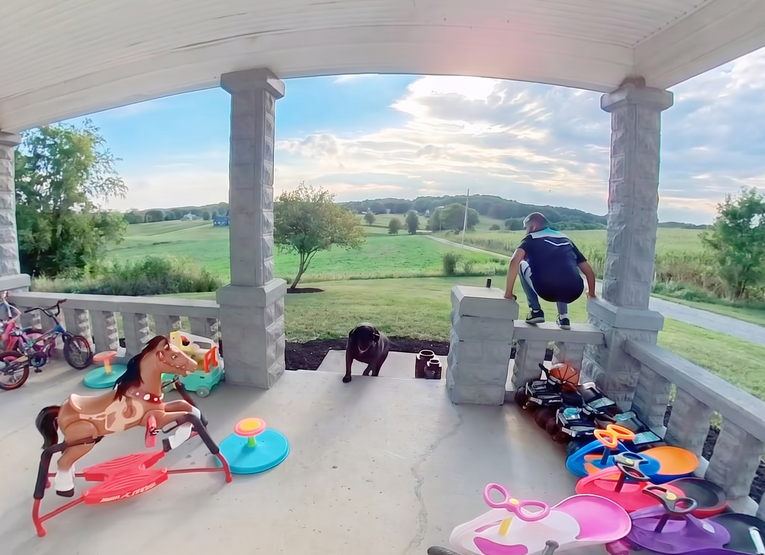 Dostavljač pobjegao od labradora koji je samo htio poslasticu, ljudi umiru od smijeha