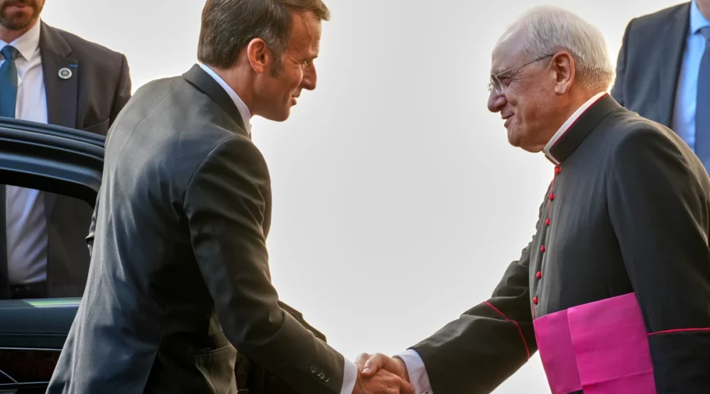 Papa Lav XIV na sastanku sa Makronom, na poklon dobio košarkaški dres, mape i knjige