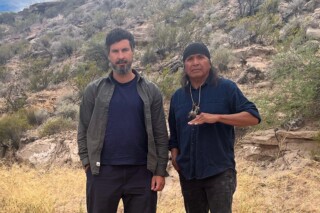 Fotografija: Andrija Lekić i Vensler Nosi, bivši poglavica (chairman) San Karlos plemena Apača i plemenski lider