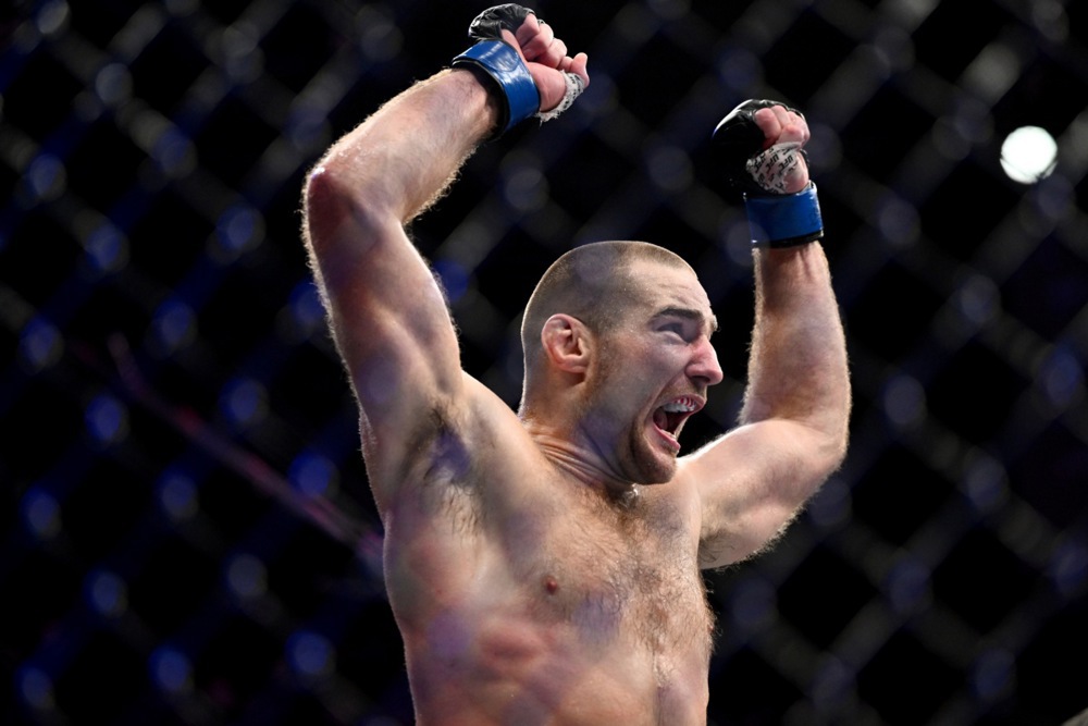Striklend šokirao Čimaeva i ponovo osvojio UFC pojas