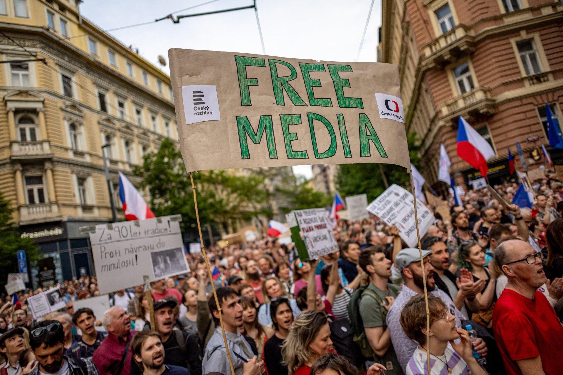 Protest u Pragu: Građani brane medije od političara