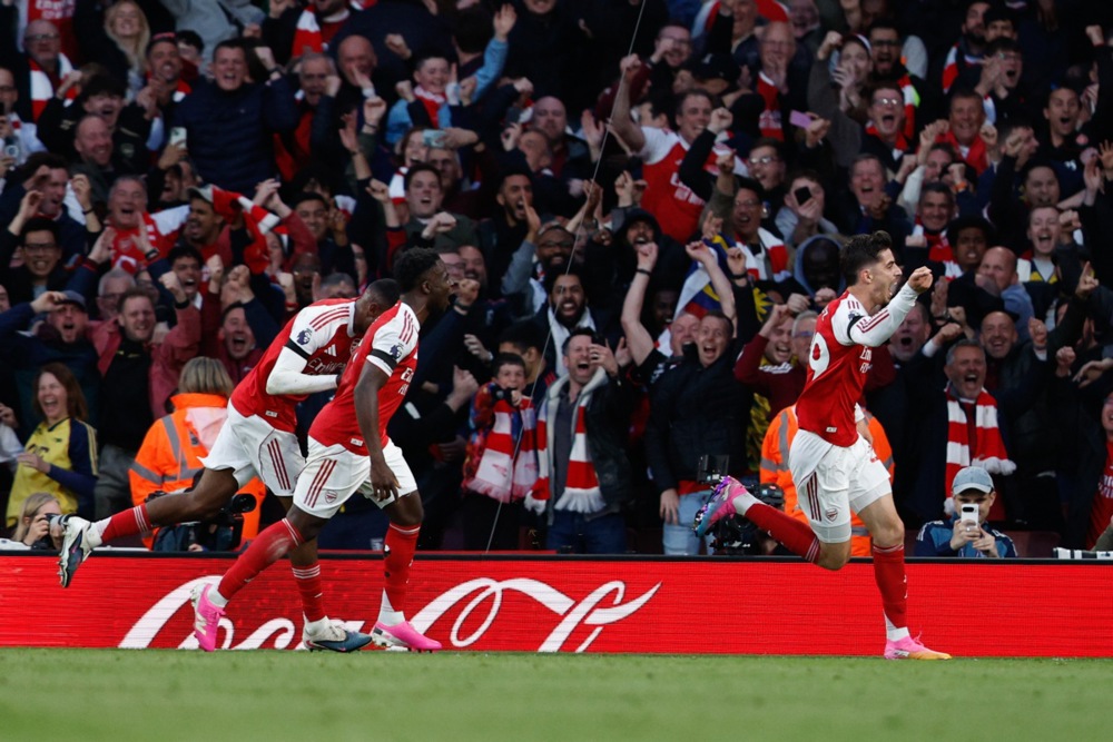 Arsenal na milimetar do titule