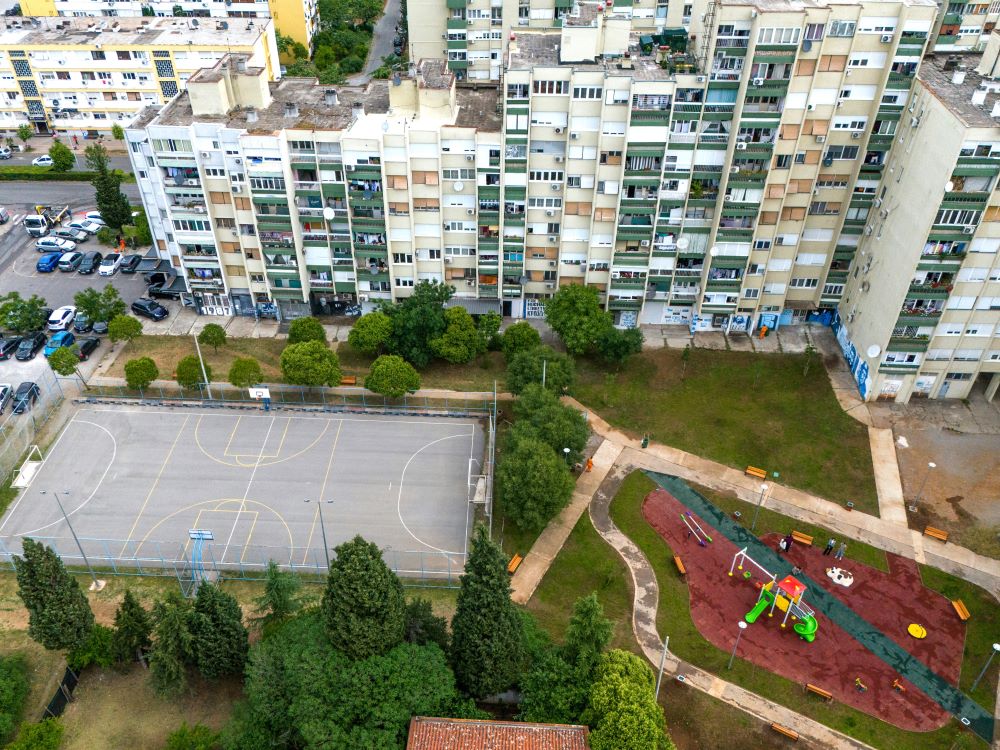 Uređena zelena površina iza zgrade Baston: Od devastiranog prostora do savremenog igrališta za djecu