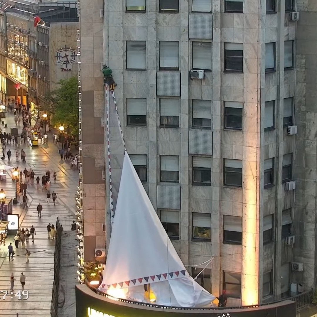 VIDEO: Uklonjen sporni transparent SNS-a u Beogradu