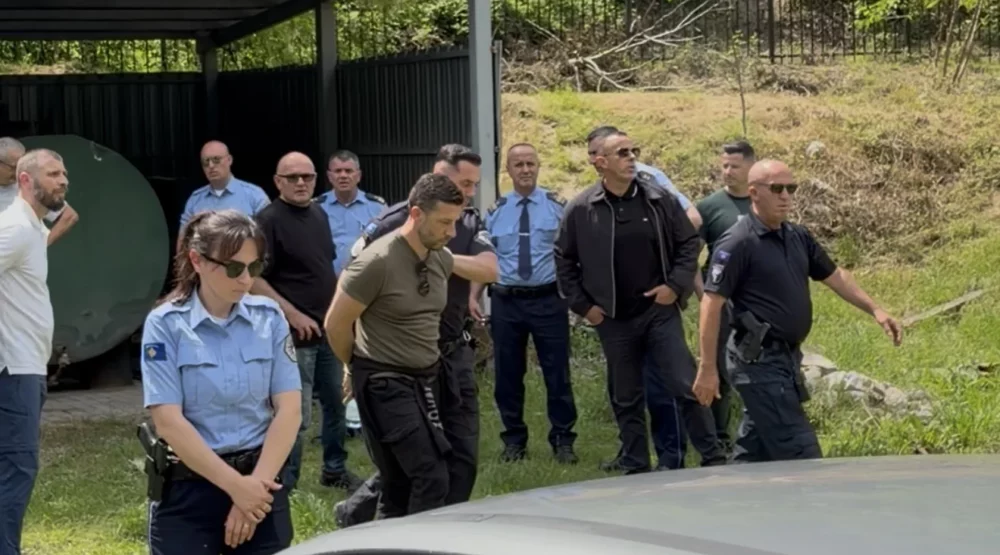 Šest mladića iz Crne Gore privedeno kod Prizena jer su razvili zastavu Srbije