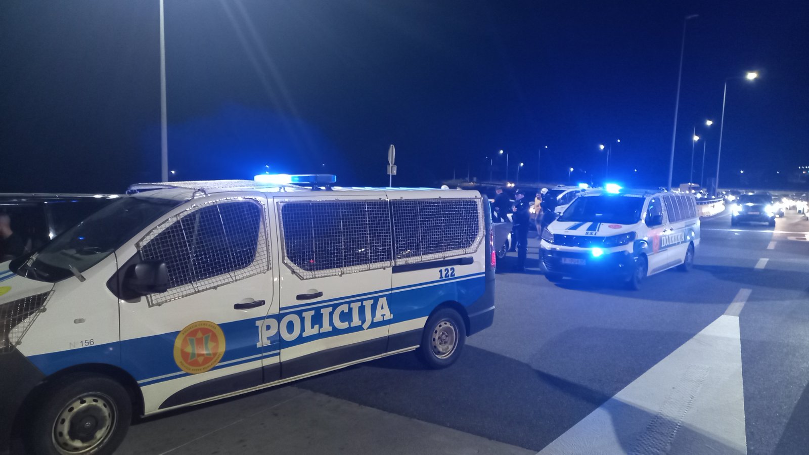 Foto: Varvari vraćeni za Podgoricu: Policija oduzela palice, nož i druge predmete pogodne za napad