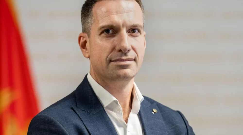 Vuksanović: Ako Aerodromi posluju rekordno, zašto je koncesiona naknada ostala na nivou iz 2019?