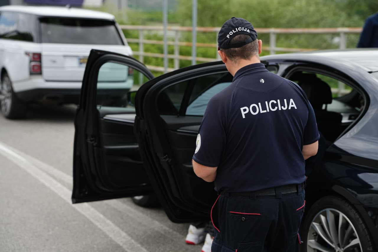 Granična policija uhapsila dva strana državljanina zbog prevare i falsifikovanja  isprave
