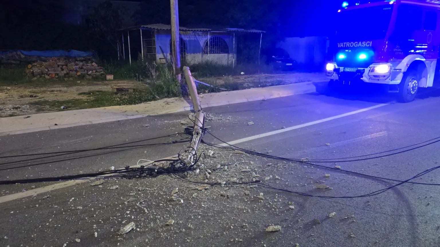 Udes na Cetinju: BMW udario u betonski stub, povrijeđene tri osobe