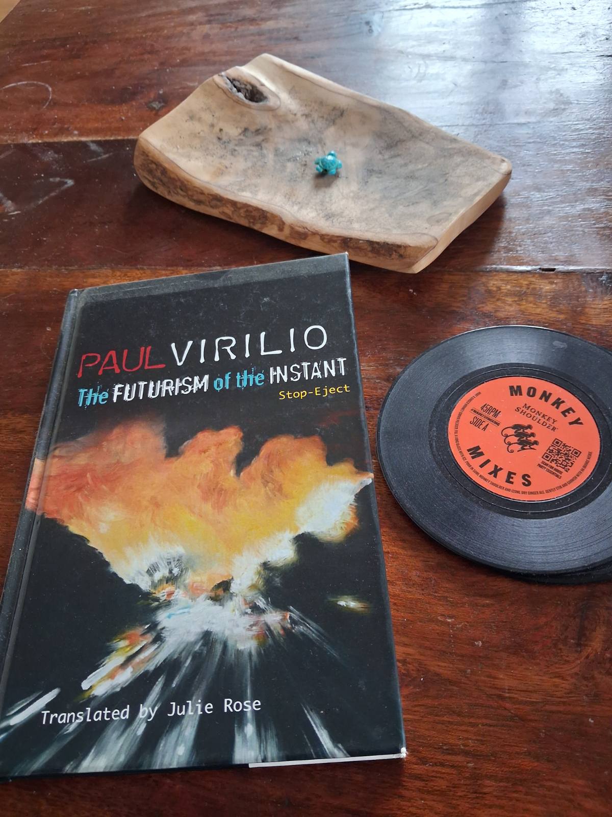 Virilio drži da ratni stroj ne može koegzistirati sa civilnim društvom, čak ni sa društvom samim