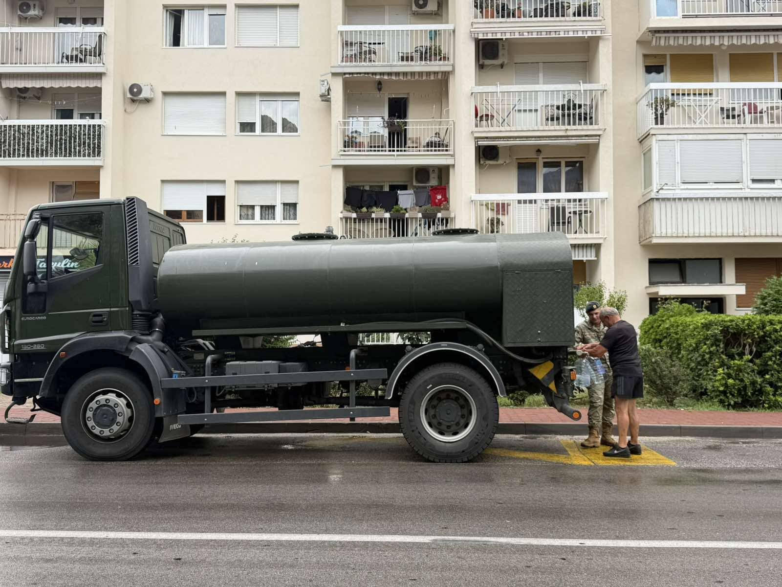 Vojska Crne Gore obezbijedila cisternu za snadbijevanje pijaćom vodom u opštini Kotor